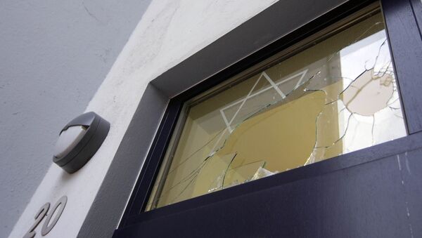 A broken window is seen at the center of the Jewish community in Rostock, northern Germany (File) - Sputnik International