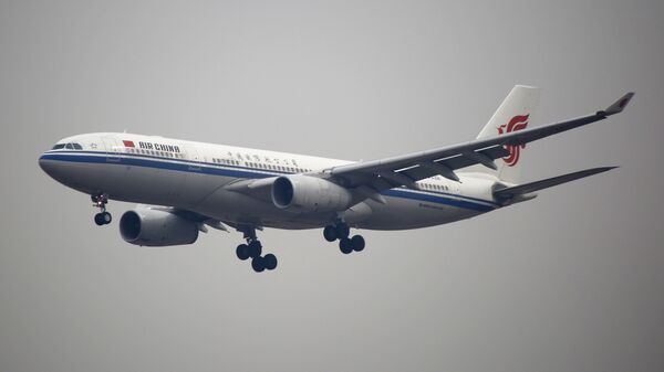 An Air China plane flies to Beijing Capital International Airport in Beijing, China (File) - Sputnik International
