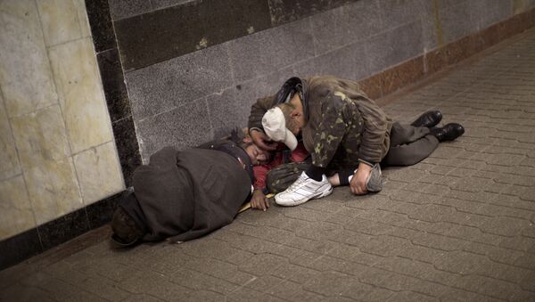 Homeless men sleep inside an underground shopping mall in central Kiev, Ukraine - Sputnik International