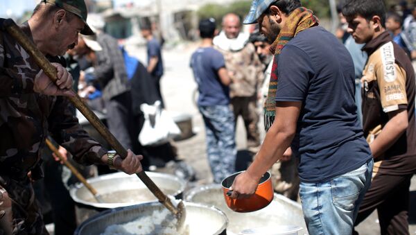 Residents receive food at a distribution point in Mosul, Iraq, April 10, 2017 - Sputnik International