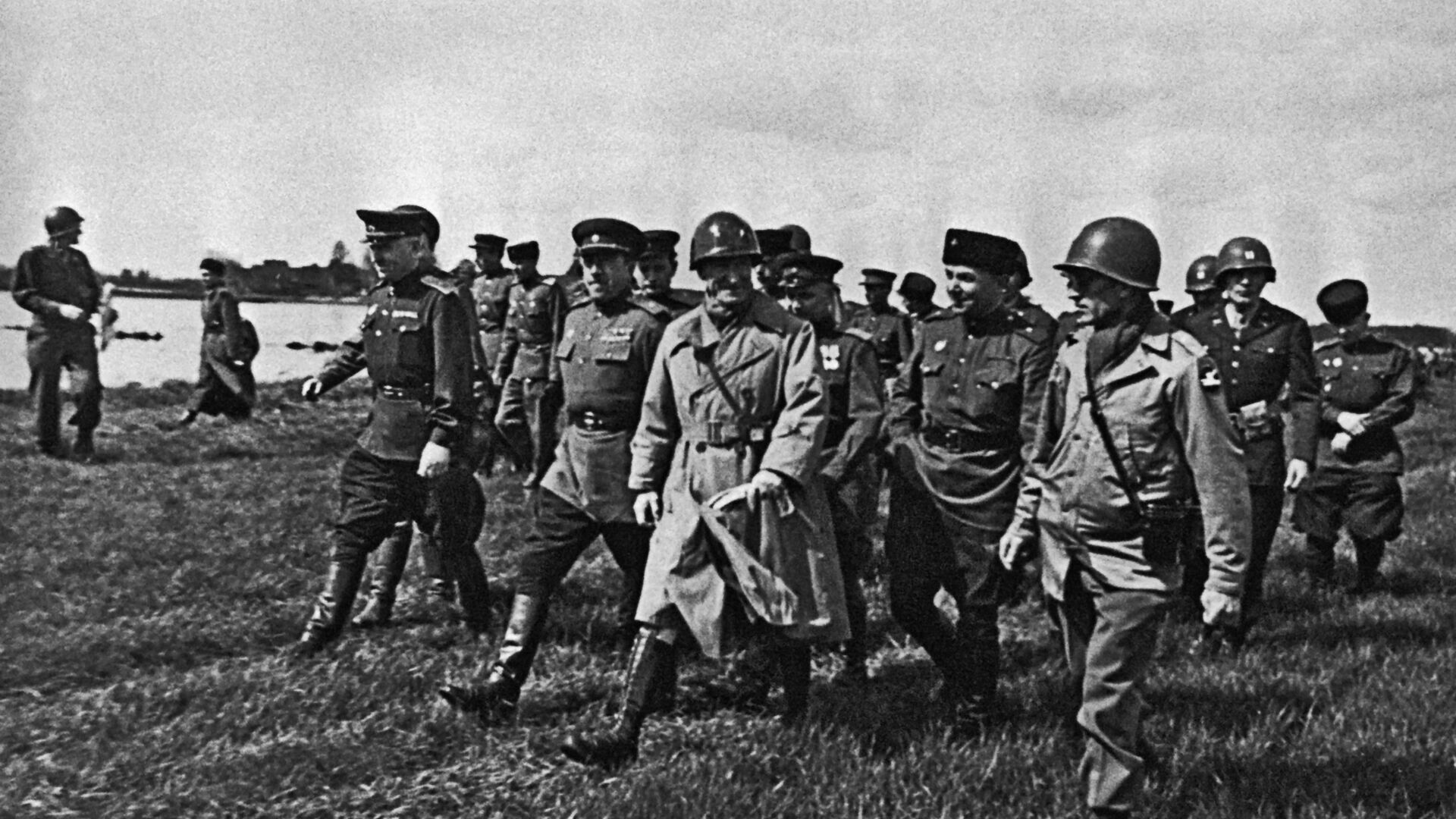 1945, last days of Great Patriotic War : Russians and Americans link at Elbe - Sputnik International, 1920, 09.05.2022