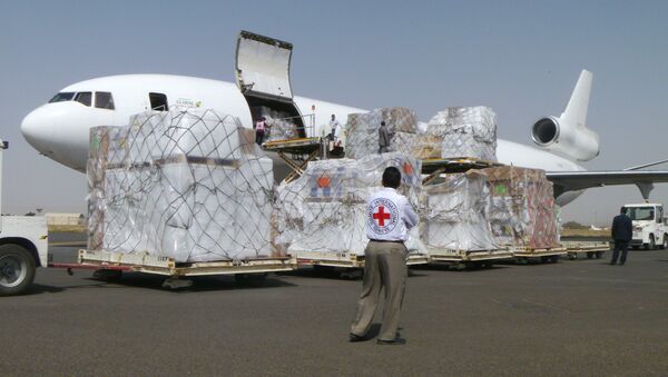 International Committee of the Red Cross workers unload a cargo plane carrying humanitarian relief supplies for civilians  at the airport in Sanaa, Yemen (File) - Sputnik International