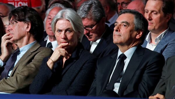 rancois Fillon, former French Prime Minister, member of the Republicans political party and 2017 French presidential election candidate of the French centre-right, and his wife Penelope attend a political rally in Paris, France, April 9, 2017 - Sputnik International