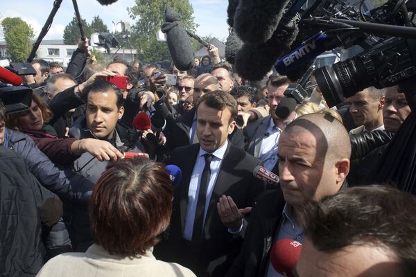 French centrist presidential election candidate Emmanuel Macron, center, talks to workers at the Whirlpool home appliance factory, Wednesday April 26, 2017 in Amiens, northern France French centrist presidential election candidate Emmanuel Macron, center, talks to workers at the Whirlpool home appliance factory, Wednesday April 26, 2017 in Amiens, northern France - Sputnik International