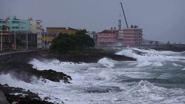 Waves crash against a seawall in Baracoa, Cuba, Tuesday, Oct. 4, 2016 - Sputnik International