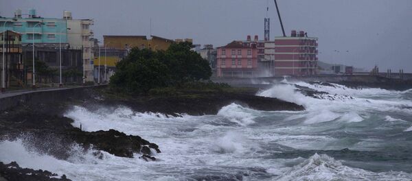 Waves crash against a seawall in Baracoa, Cuba, Tuesday, Oct. 4, 2016 - Sputnik International