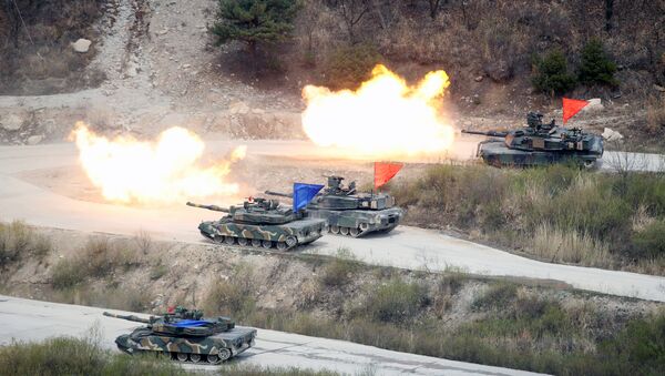 South Korean Army K1A1 and U.S. Army M1A2 tanks fire live rounds during a U.S.-South Korea joint live-fire military exercise, at a training field, near the demilitarized zone, separating the two Koreas in Pocheon, South Korea April 21, 2017 - Sputnik International