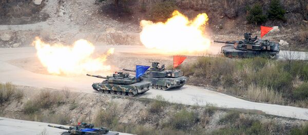 South Korean Army K1A1 and U.S. Army M1A2 tanks fire live rounds during a U.S.-South Korea joint live-fire military exercise, at a training field, near the demilitarized zone, separating the two Koreas in Pocheon, South Korea April 21, 2017 - Sputnik International