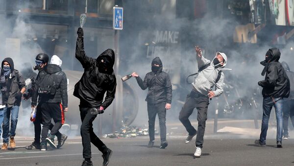 Hooded youths throw bottles during clashes at a demonstration to protest the results of the first round of the presidential election in Paris, France, April 27, 2017 - Sputnik International