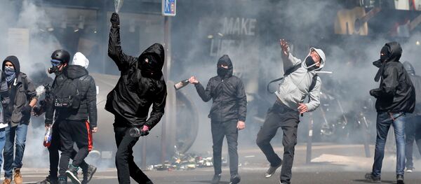 Hooded youths throw bottles during clashes at a demonstration to protest the results of the first round of the presidential election in Paris, France, April 27, 2017 Hooded youths throw bottles during clashes at a demonstration to protest the results of the first round of the presidential election in Paris, France, April 27, 2017 - Sputnik International