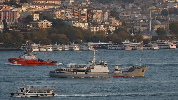 Russian Navy's reconnaissance ship Liman of the Black Sea fleet sails in the Bosphorus, on its way to the Mediterranean Sea, in Istanbul, Turkey, October 21, 2016 - Sputnik International