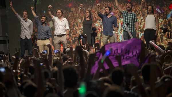 Spain's Podemos coalition party leader Pablo Iglesias, third left, shouts slogans with other party leaders following the results of the general election, in Madrid, Sunday, June 26, 2016 - Sputnik International