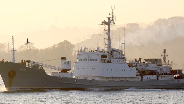 Russian Navy's reconnaissance ship Liman of the Black Sea fleet sails in the Bosphorus, on its way to the Mediterranean Sea, in Istanbul, Turkey, November 18, 2015 - Sputnik International