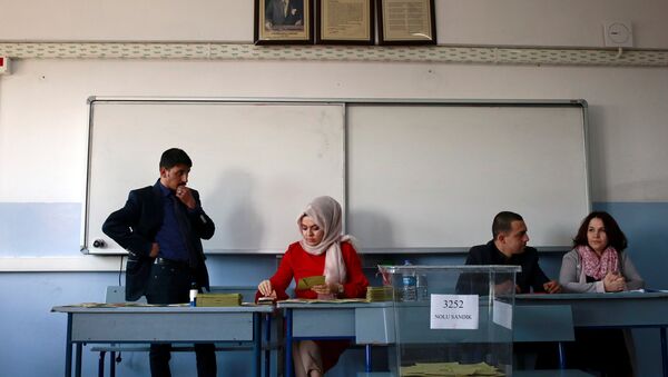 Election officials work at a polling station during a referendum at the Uskudar district in Istanbul, Turkey, April 16, 2017 - Sputnik International