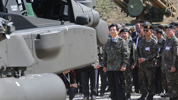 South Korea's acting President and Prime Minister Hwang Kyo-ahn, left, inspects a variety of fire arms during a South Korea-U.S. joint military live-fire drills at Seungjin Fire Training Field in Pocheon, South Korea, near the border with the North Korea, Wednesday. April 26, 2017 - Sputnik International