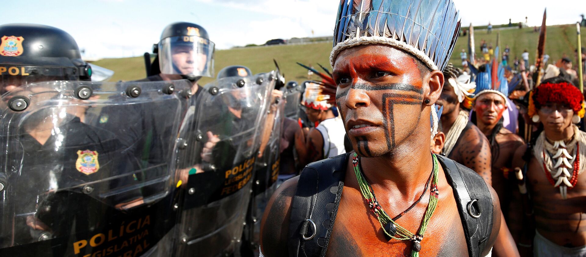 Brazilian Indians take part in a demonstration against the violation of indigenous people's rights, in Brasilia, Brazil April 25, 2017.  - Sputnik International, 1920, 20.08.2021