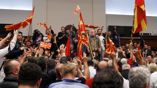 Protesters entered Macedonia's parliament after the governing Social Democrats and ethnic Albanian parties voted to elect an Albanian as parliament speaker in Skopje. Macedonia April 27, 2017 - Sputnik International