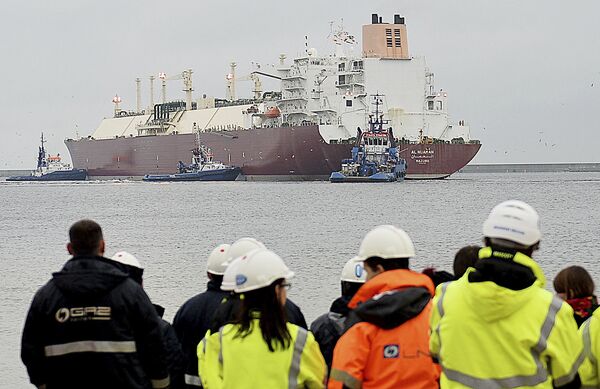 In this file photo taken Dec. 11, 2015 at the Baltic port of Swinoujscie, Poland, the giant liquefied natural gas tanker Al Nuaman, carrying some 200,000 cubic meters of liquefied gas from Qatar, arrives in Swonoujscie, the first delivery to the freshly-built LNG terminal, as Poland seeks to cut its dependence on gas deliveries from Russia In this file photo taken Dec. 11, 2015 at the Baltic port of Swinoujscie, Poland, the giant liquefied natural gas tanker Al Nuaman, carrying some 200,000 cubic meters of liquefied gas from Qatar, arrives in Swonoujscie, the first delivery to the freshly-built LNG terminal, as Poland seeks to cut its dependence on gas deliveries from Russia - Sputnik International