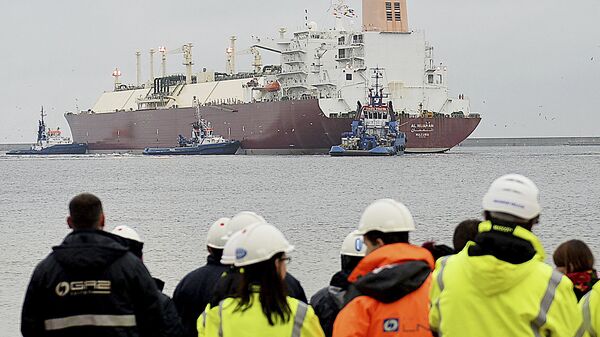 In this file photo taken Dec. 11, 2015 at the Baltic port of Swinoujscie, Poland, the giant liquefied natural gas tanker Al Nuaman, carrying some 200,000 cubic meters of liquefied gas from Qatar, arrives in Swonoujscie, the first delivery to the freshly-built LNG terminal, as Poland seeks to cut its dependence on gas deliveries from Russia - Sputnik International