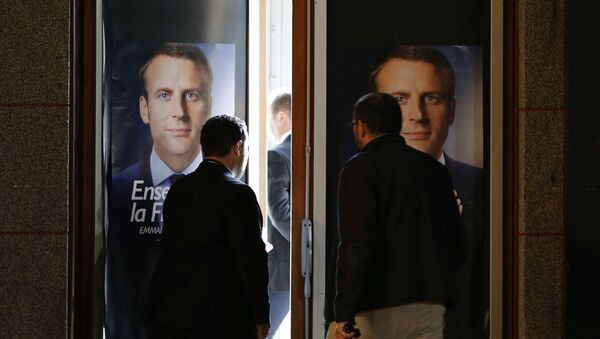 Staff members set up the hall before Emmanuel Macron, head of the political movement En Marche !, or Onwards !, and candidate for the 2017 presidential election, attends a campaign rally in Chatellerault, France, April 28, 2017 - Sputnik International