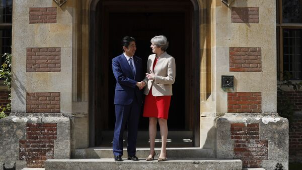 Britain's Prime Minister Theresa May welcomes Prime Minister Shinzo Abe of Japan to Chequers near Wendover, England, Friday, April 28, 2017 - Sputnik International