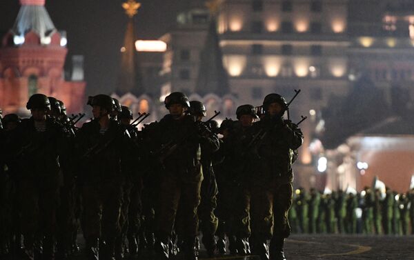 Servicemen at a Victory Day Parade practice on Red Square. - Sputnik International