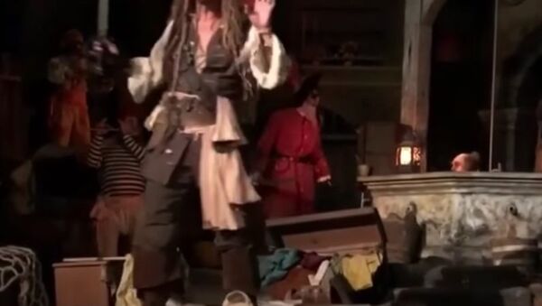 Johnny Depp surprises Disneyland guests as Jack Sparrow in Pirates of the Caribbean ride - Sputnik International