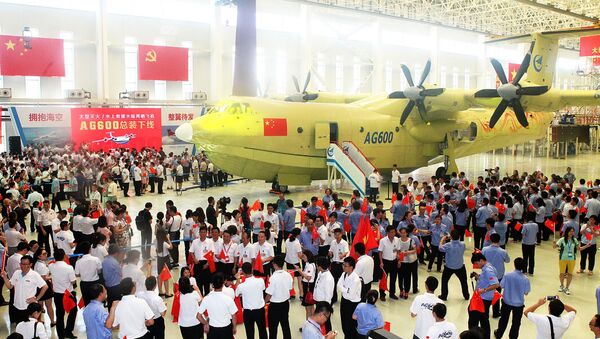 This picture taken on July 23, 2016 shows a crowd at a ceremony to unveil the AG600 amphibious plane in Zhuhai, in south China's Guangdong Province. - Sputnik International