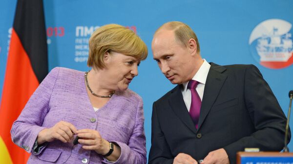 Russian President Vladimir Putin and German Chancellor Angela Merkel during a joint news conference in St. Petersburg - Sputnik International