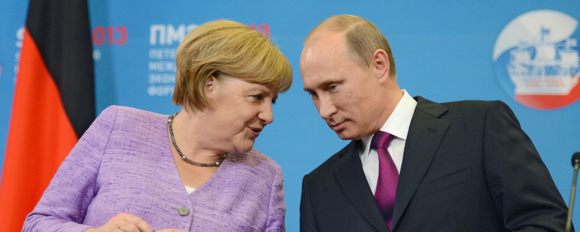 Russian President Vladimir Putin and German Chancellor Angela Merkel during a joint news conference in St. Petersburg - Sputnik International, 1920, 08.06.2022