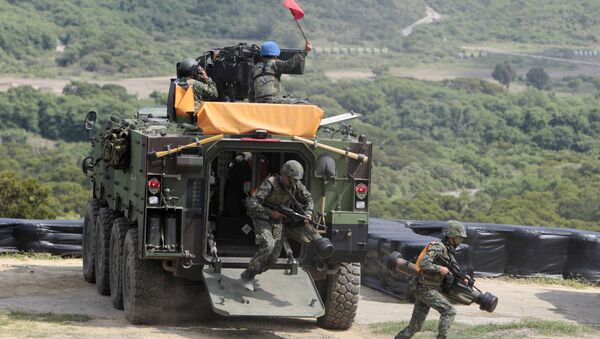 Taiwanese soldiers carrying anti-tank Apilas weapons exit a CM33 Fighting Vehicle during the annual Han Kuang exercises. (File) - Sputnik International