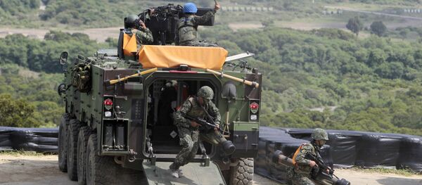 Taiwanese soldiers carrying anti-tank Apilas weapons exit a CM33 Fighting Vehicle during the annual Han Kuang exercises. (File) - Sputnik International