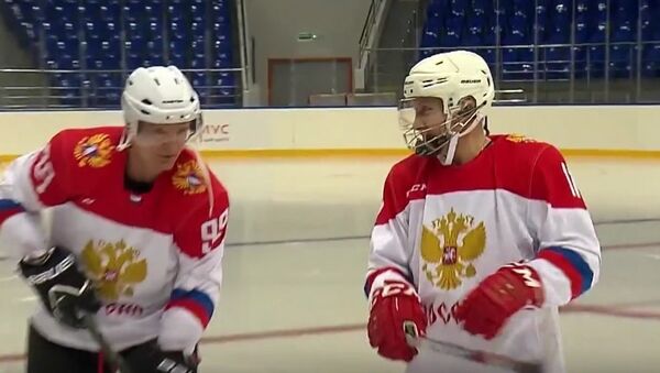 Putin Meets Killy On Sochi Hockey Rink - Sputnik International