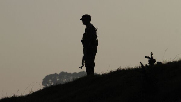 A Pakistan army soldier stands guard at hilltop post at a forward area on the Line of Control (LOC), that divides Kashmir between Pakistan and India. (File) - Sputnik International