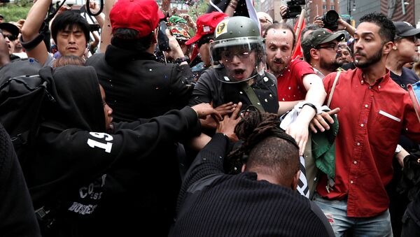 Demonstrators clash with people opposing their rally during a May Day protest in New York City - Sputnik International