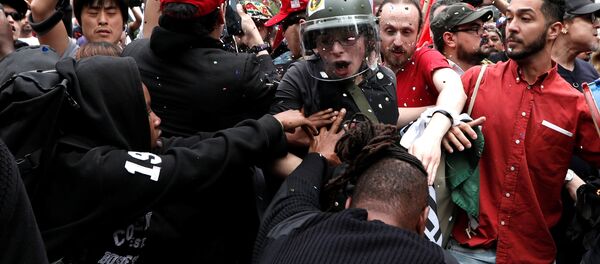 Demonstrators clash with people opposing their rally during a May Day protest in New York City - Sputnik International