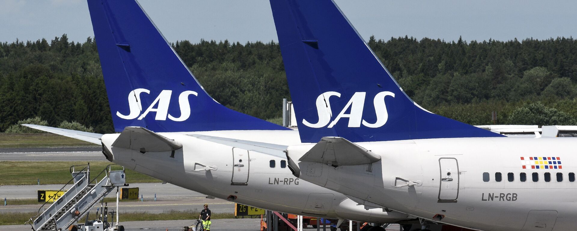 Two of Scandinavian airline (SAS) Boeing 737 aircrafts parked at Terminal 4 at Arlanda Airport in Stockholm, Sweden - Sputnik International, 1920, 05.11.2021