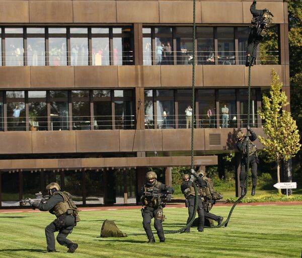 Members of the Germany police counter-terrorism unit GSG9 abseil from a helicopter during a display for the press in the western German city of Bonn. (File) Members of the Germany police counter-terrorism unit GSG9 abseil from a helicopter during a display for the press in the western German city of Bonn. (File) - Sputnik International