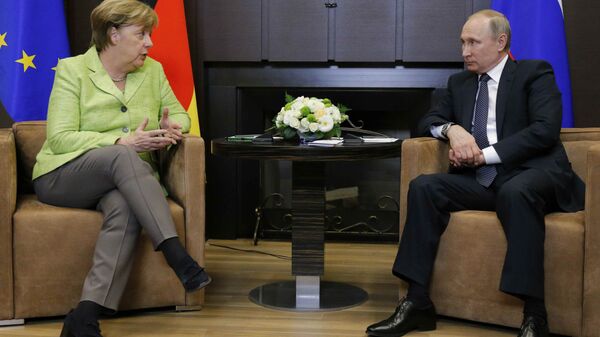 German Chancellor Angela Merkel talks to Russian President Vladimir Putin during their meeting at the Bocharov Ruchei state residence in Sochi, Russia, May 2, 2017 - Sputnik International