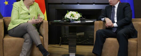 German Chancellor Angela Merkel talks to Russian President Vladimir Putin during their meeting at the Bocharov Ruchei state residence in Sochi, Russia, May 2, 2017 - Sputnik International