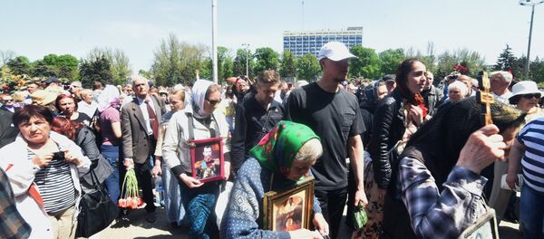 People on Kulikovo Polye Square remember those killed in a May 2, 2014 fire at the local House of Trade Unions People on Kulikovo Polye Square remember those killed in a May 2, 2014 fire at the local House of Trade Unions - Sputnik International