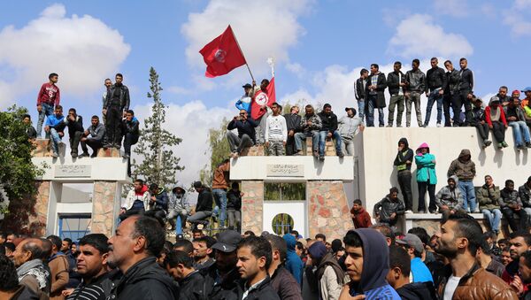 Tunisians wave their national flag as they take part in a general strike against marginalization and to demand development and employment on April 11, 2017, in Tataouine, south of Tunisia - Sputnik International