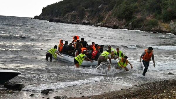 Refugees 4 Refugees rescuing a migrant boat in the Mediterranean - Sputnik International