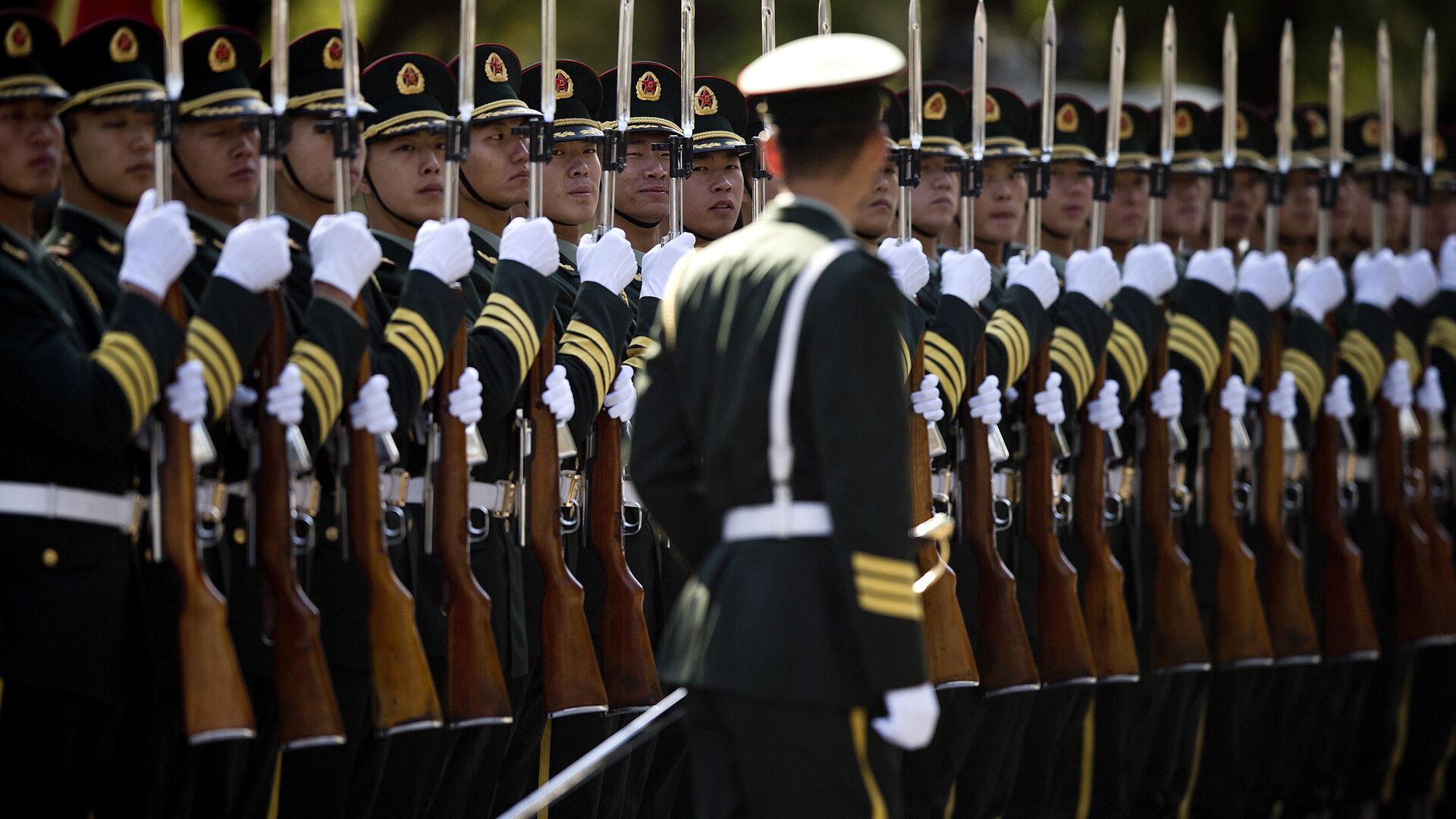 A Chinese People's Liberation Army soldier watches the position of members of a guard of honor as they prepare for a welcome ceremony for visiting Indian Prime Minister Manmohan Singh, outside the Great Hall of the People in Beijing Wednesday, Oct. 23, 2013.  - Sputnik International, 1920, 08.07.2022