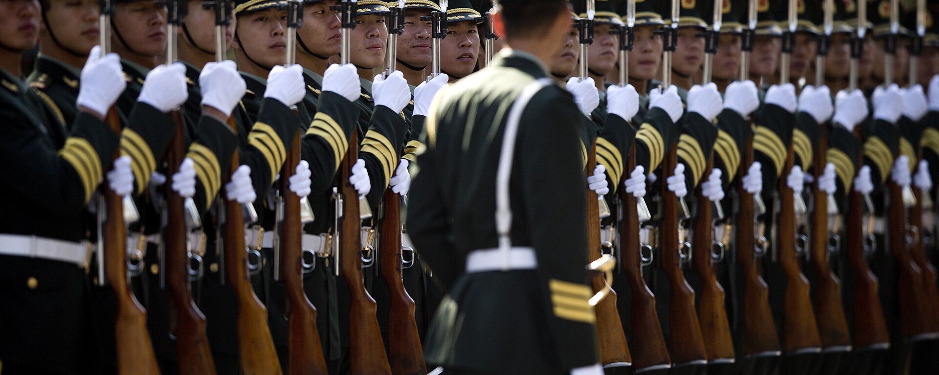 A Chinese People's Liberation Army soldier watches the position of members of a guard of honor as they prepare for a welcome ceremony for a visiting dignitary. File photo. - Sputnik International, 1920, 08.08.2022