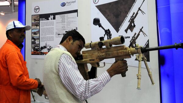 An Indian exhibition visitor takes aim with a Punj Lloyd's Gepard GM6LYNX rifle at the DefExpo 2010 in New Delhi. (File) - Sputnik International