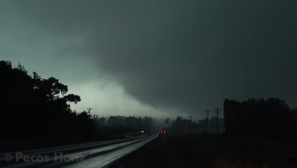 Storm Chaser Captures Wild Tornado Footage - Sputnik International