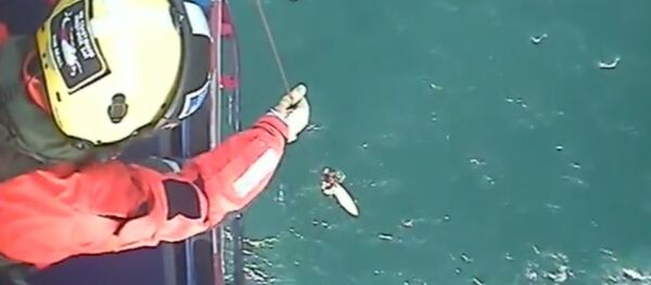 Dramatic moment surfer is plucked from the water after 30 hours at sea - Sputnik International