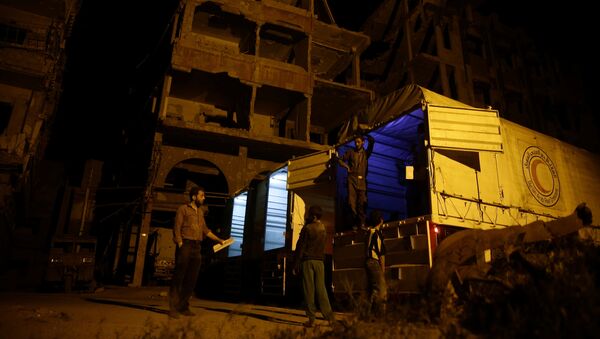 Relief workers unload parcels of humanitarian aid in the rebel-held besieged Syrian town of Douma, Damascus, Syria May 3, 2017. Picture taken May 3, 2017 - Sputnik International
