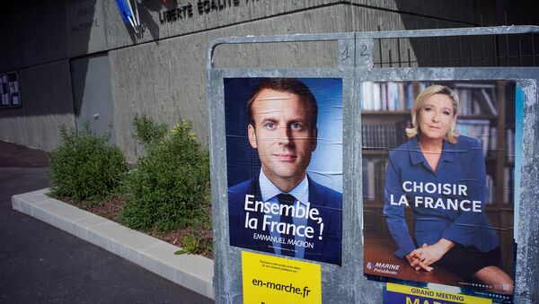New official posters for the candidates for the 2017 French presidential election, Emmanuel Macron (L), head of the political movement En Marche !, or Onwards !, and Marine Le Pen (R), French National Front (FN) political party leader, are displayed in Fontaines-sur-Saone, near Lyon, France, April 30, 2017 - Sputnik International